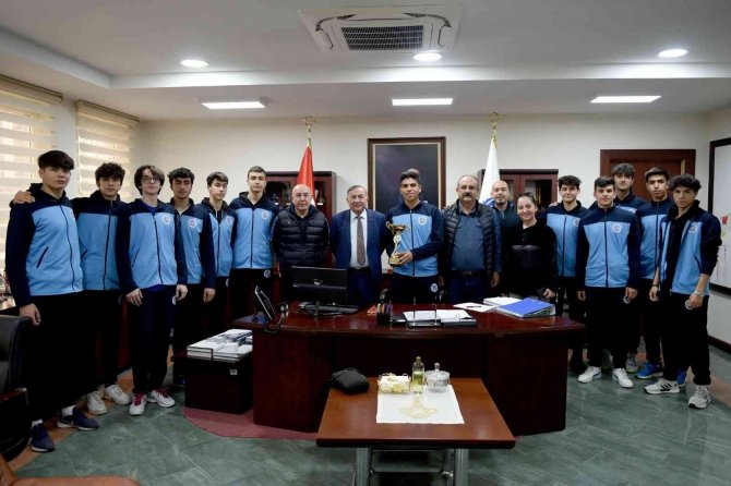 Seyhan’ın Erkek Voleybolcuları Hedef Büyüttü