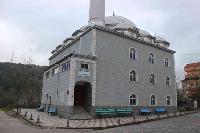 Camide Namaz Kılarken Hayatını Kaybetti