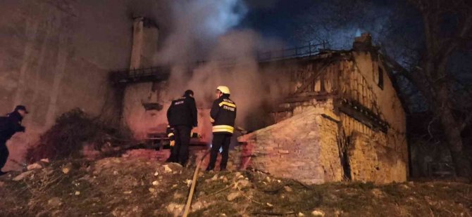Sivas’ta Metruk Binada Yangın