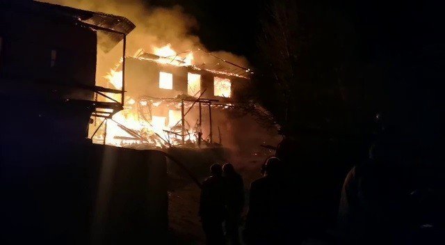 Alevler Geceyi Aydınlattı, 4 Ahşap Ev Yanarak Kül Oldu