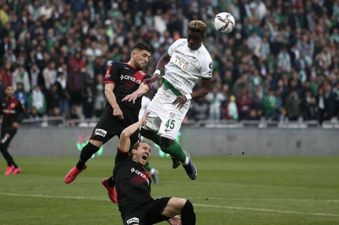 Spor Toto 1. Lig: Bursaspor: 0 - Gençlerbirliği: 0 (İ̇lk Yarı Sonucu)