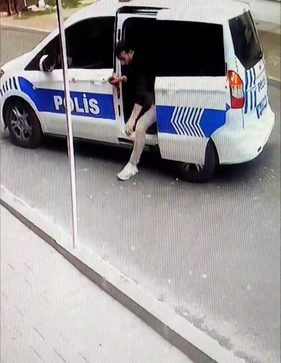 Sultanbeyli’de Polis Otosuna Bindirilen Şahıs Kaçtı