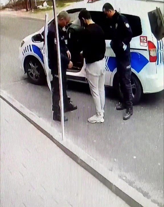 Sultanbeyli’de Polis Otosuna Bindirilen Şahıs Kaçtı