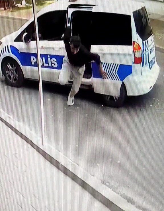 Sultanbeyli’de Polis Otosuna Bindirilen Şahıs Kaçtı