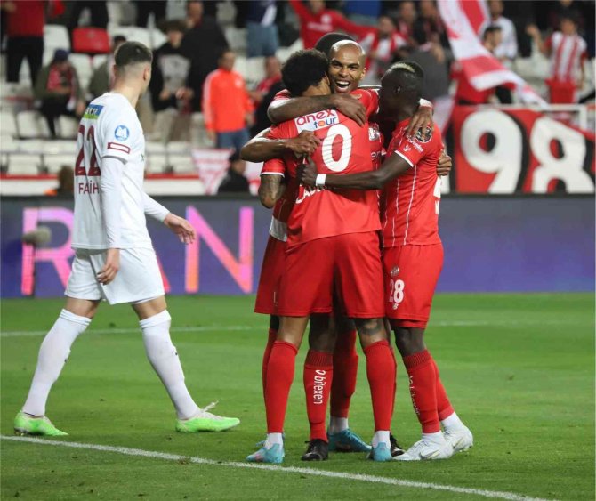 Ft Antalyaspor’da Defansın Sigortası Naldo