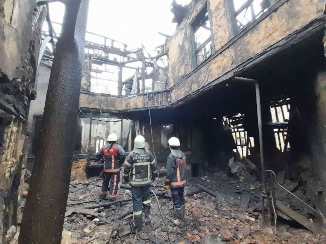 Tavşanlı’daki Yangında 2 Katlı Tarihi Ahşap Bina Kül Oldu