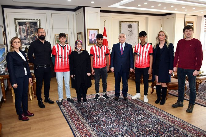 Dereceye Giren Sporcular Madalyalarını Taktı
