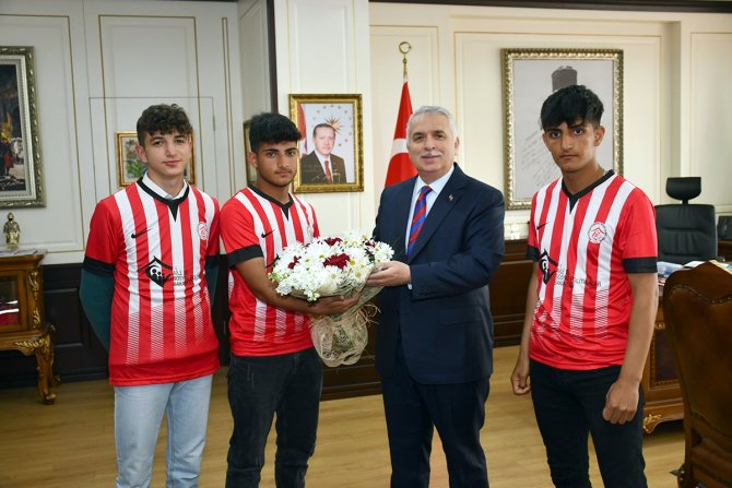 Dereceye Giren Sporcular Madalyalarını Taktı