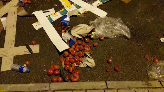 Her Pazarda Aynı Manzara: Tonlarca Çöpün Çilesini Temizlikçiler Çekiyor