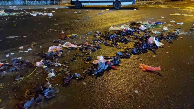 Her Pazarda Aynı Manzara: Tonlarca Çöpün Çilesini Temizlikçiler Çekiyor