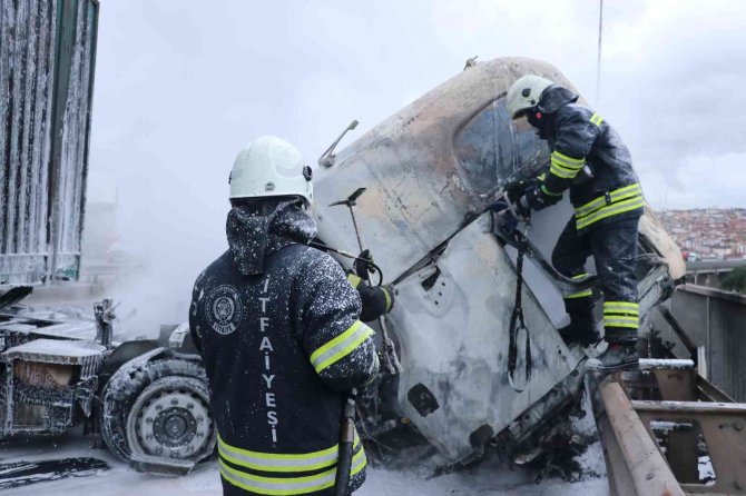 Makaslayan Tır Alev Alev Yandı, Tem Otoyolu 2 Saat Trafiğe Kapandı