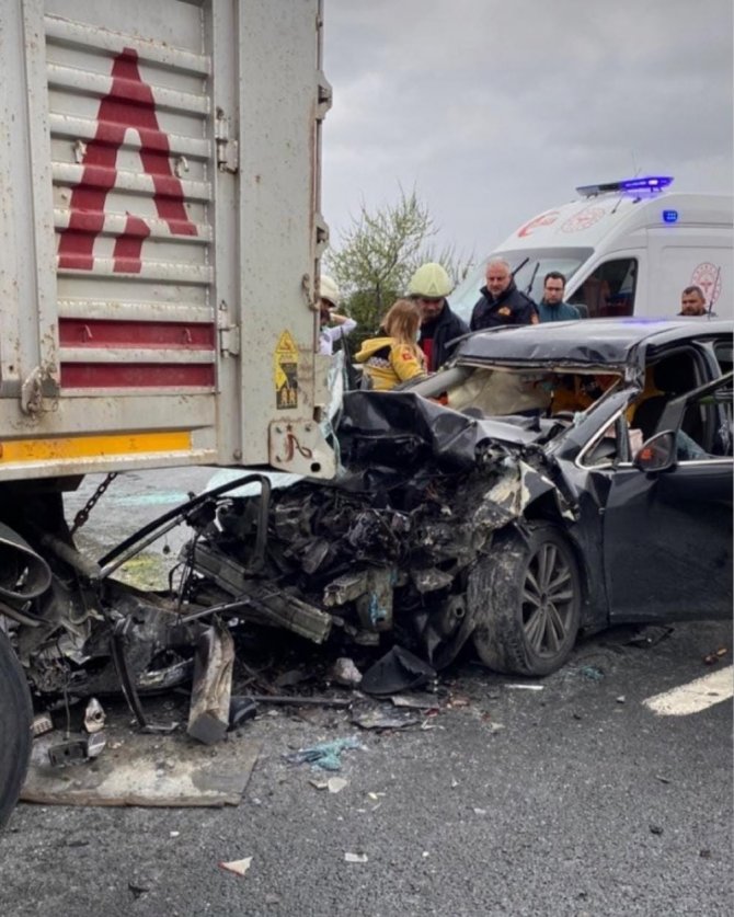 Tem’de Tırın Altına Giren Otomobilin Sürücüsü Hayatını Kaybetti