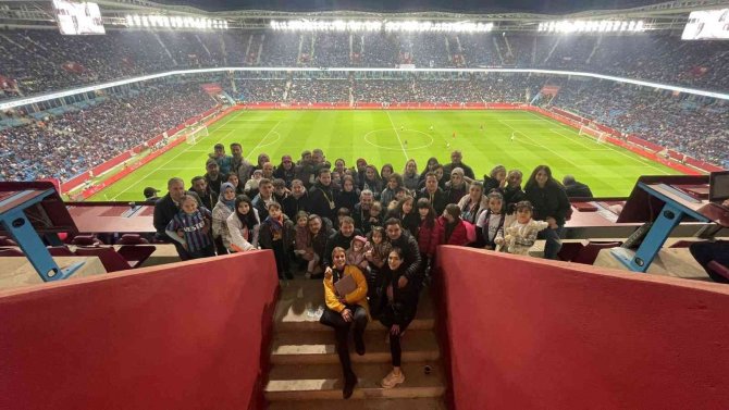 Gazeteci Çocuk Ve Eşleri Basın Tribününde