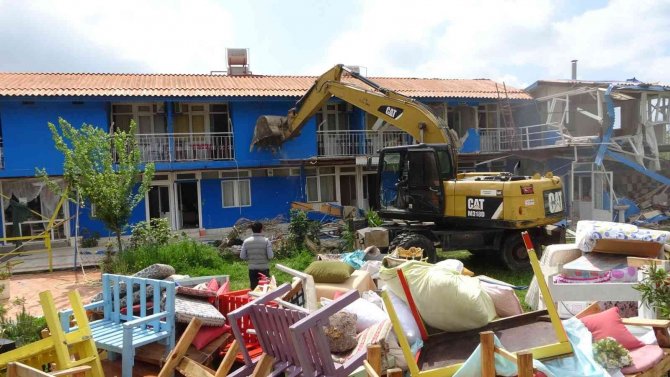 Turizm Bölgesinde Sit Alanında Bulunan Otel Belediye Tarafından Yıkıldı