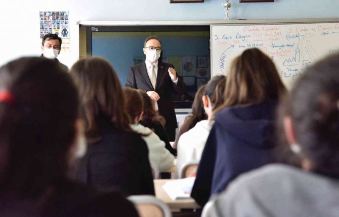 Vali Kızıklaya Murat Hüdavendigar Ortaokulu’da Çeşitli İncelemelerde Bulundu