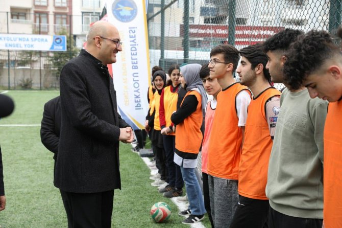 İ̇pekyolu Belediyesinden Okullara Spor Malzemesi Desteği