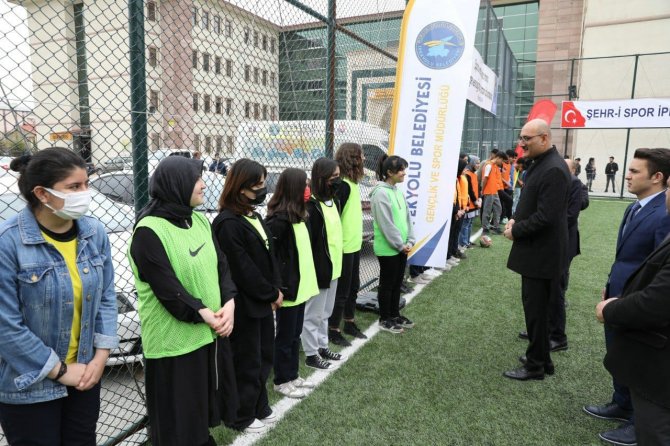 İ̇pekyolu Belediyesinden Okullara Spor Malzemesi Desteği