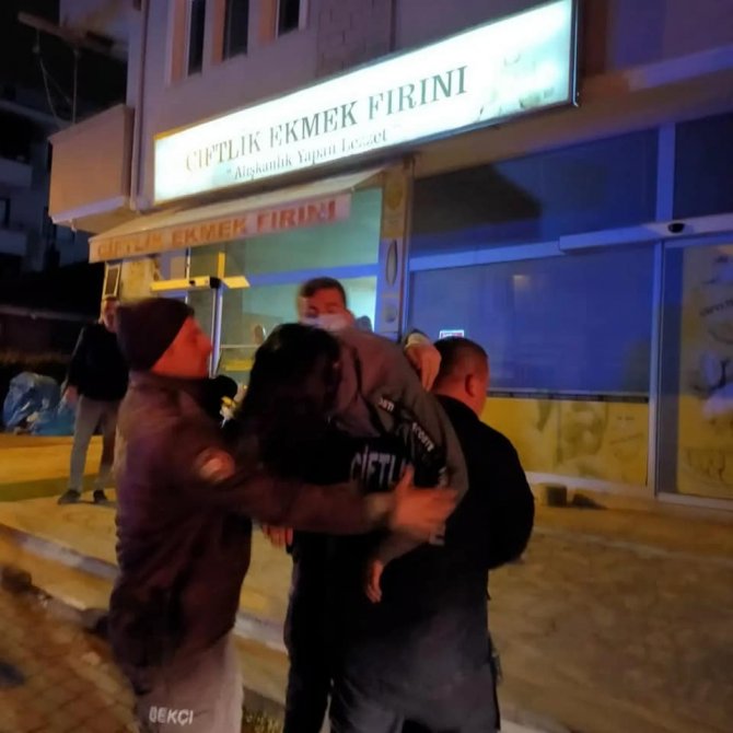 Yangında Dumandan Etkilenen Şahsı İtfaiye Ekipleri Kurtardı