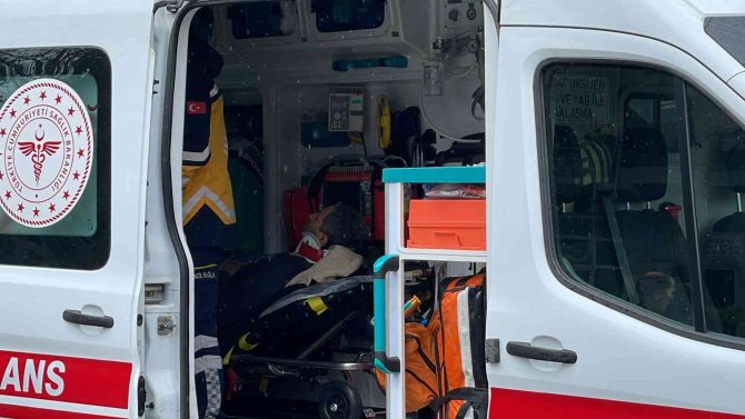 Hafif Ticari Araç Otomobille Kafa Kafaya Çarpıştı: 2 Yaralı