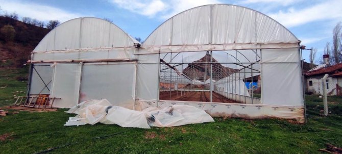 Yozgat’ta Şiddetli Rüzgar Seralara Zarar Verdi
