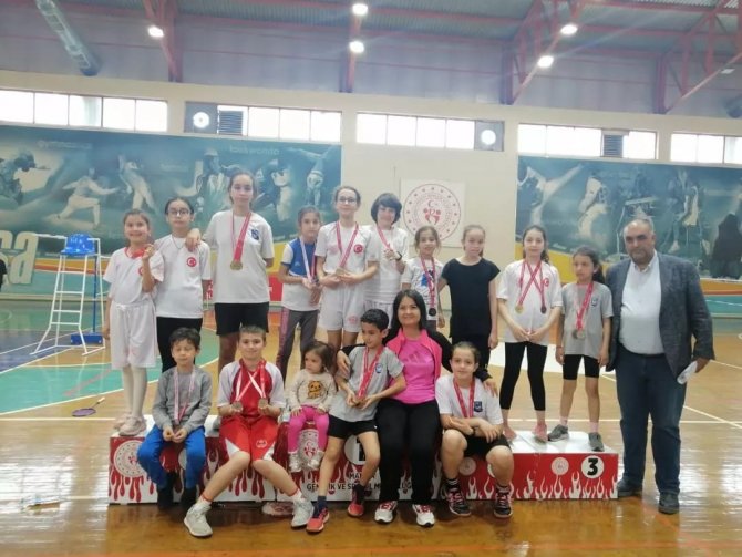 Yunusemreli Badmintonculardan 23 Nisan Turnuvasında 23 Madalya