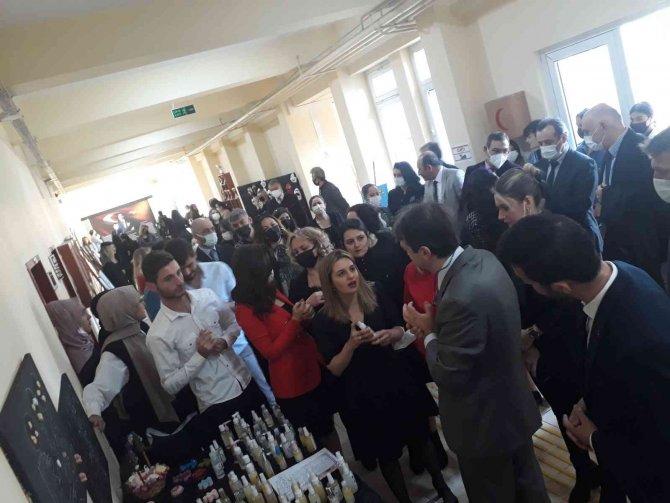 Bileşik Sanatlar Ve Kozmetik Kimya Sergisi Açıldı