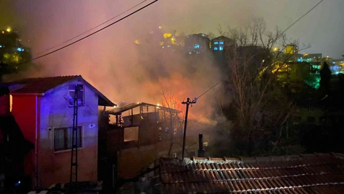 Çatı Katında Yangını Mahallede Paniğe Neden Oldu