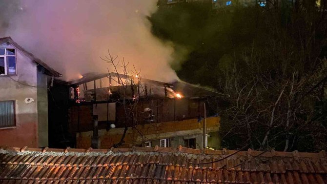 Çatı Katında Yangını Mahallede Paniğe Neden Oldu