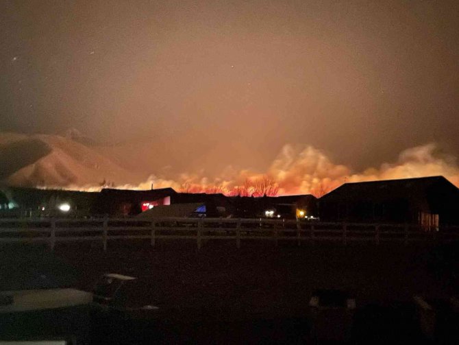 Arizona’da Orman Yangını Şiddetli Rüzgarın Etkisiyle Giderek Yayılıyor