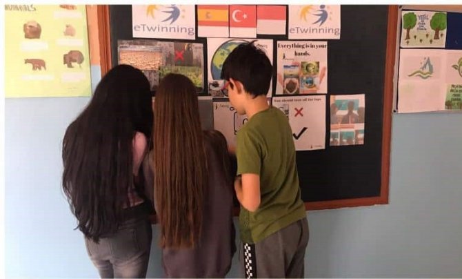 Öğrenci Ve Öğretmenlerden Çevreci Proje