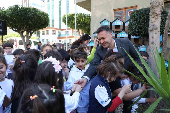 Alanya’da Miniklere Can Dostları İçin Evler Dağıtıldı