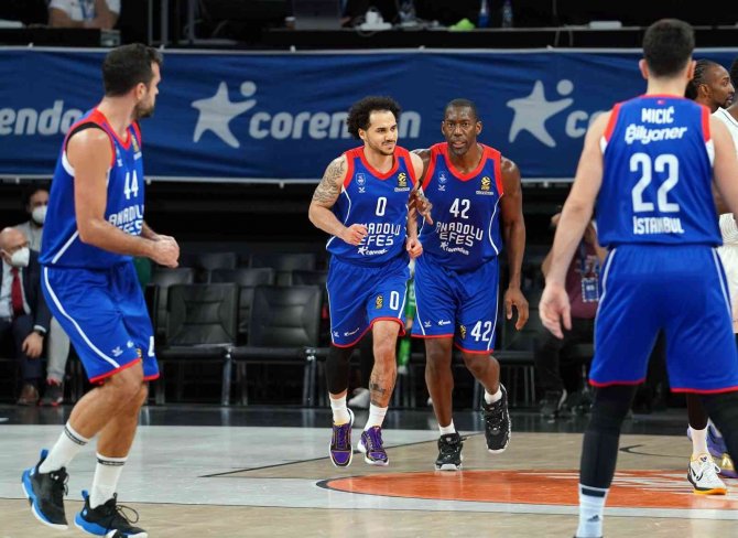 Anadolu Efes, Milano Deplasmanında