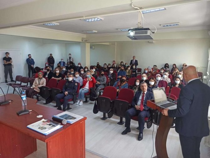 Jandarma’dan “En İ̇yi Narkotik Polisi Anne” Eğitimi