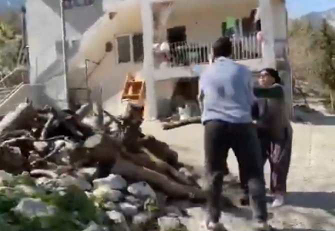 Antalya’da ‘Köpeği Yolda Gezdiremezsin’ Kavgası
