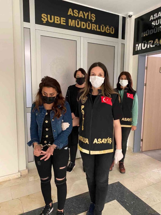 Antalya’da Kuyumculara Sahte Altın Satan 2 Kadın Yakalandı