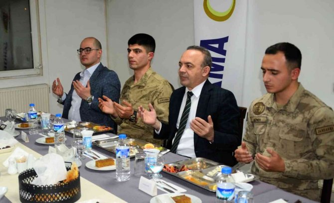 Ardahan Protokolü, Jandarma Ve Korucularla İle İftarda Buluştu
