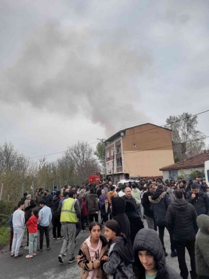 Arnavutköy’de Gecekondu Yangını, Ev Sahibi Sinir Krizi Geçirdi