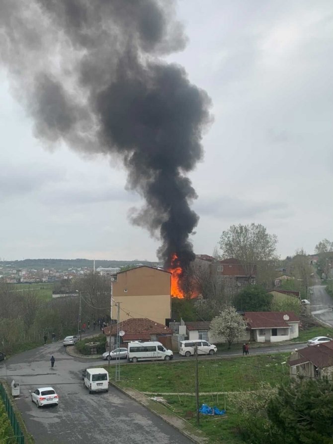 Arnavutköy’de Gecekondu Yangını, Ev Sahibi Sinir Krizi Geçirdi