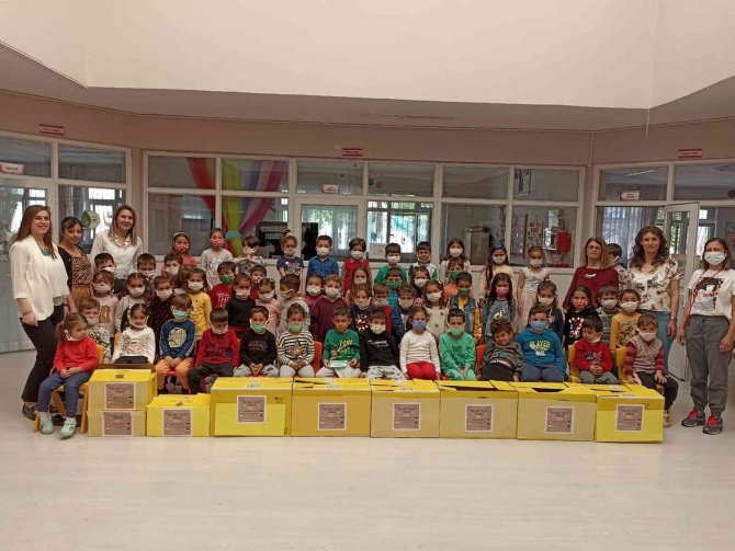 Minik Eller ’Bir Koli İ̇yilik’ İle Yürekleri Isıtıyor