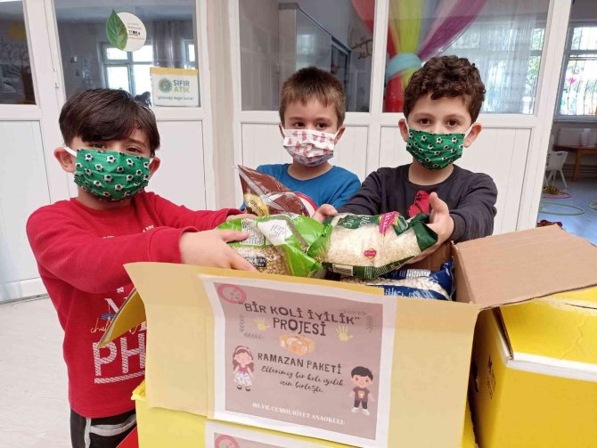 Minik Eller ’Bir Koli İ̇yilik’ İle Yürekleri Isıtıyor