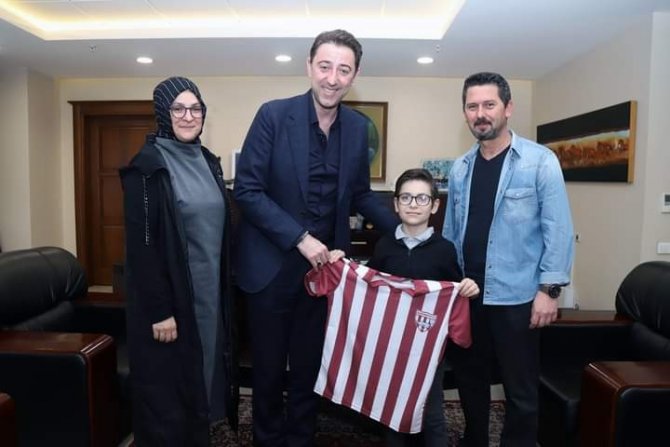 Bandırma Belediye Başkanı Tosun, Küçük Taraftara Bandırmaspor Forması Hediye Etti.