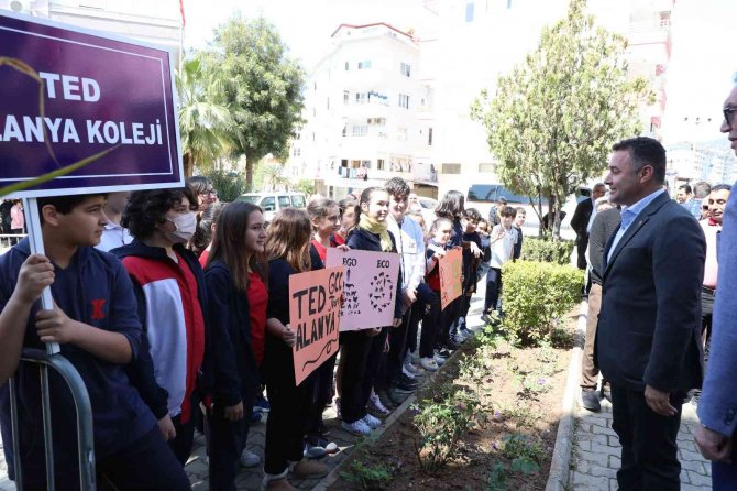 Alanya’da Miniklere Can Dostları İçin Evler Dağıtıldı