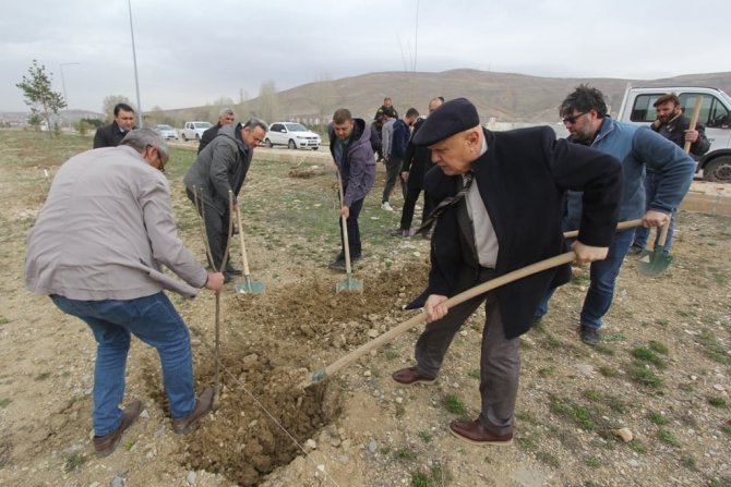 Bayburt’ta Bin 500 Meyve İle Bin Tane Gül Fidanı Toprakla Buluştu