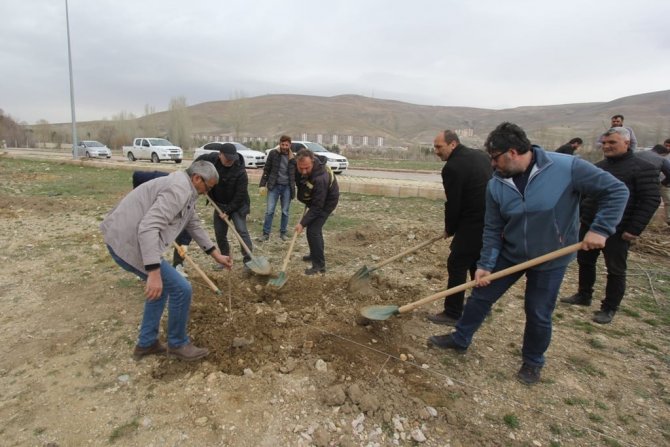 Bayburt’ta Bin 500 Meyve İle Bin Tane Gül Fidanı Toprakla Buluştu
