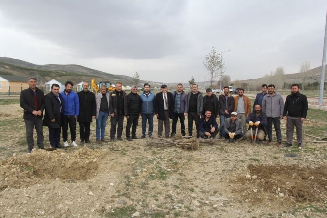 Bayburt’ta Bin 500 Meyve İle Bin Tane Gül Fidanı Toprakla Buluştu