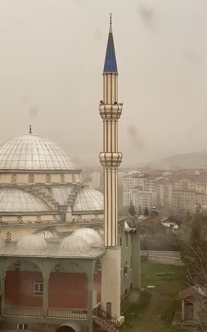 Bingöl’de Şiddetli Rüzgar Cami Minaresini Salladı: O Anlar Cep Telefonu Kamerasına Yansıdı