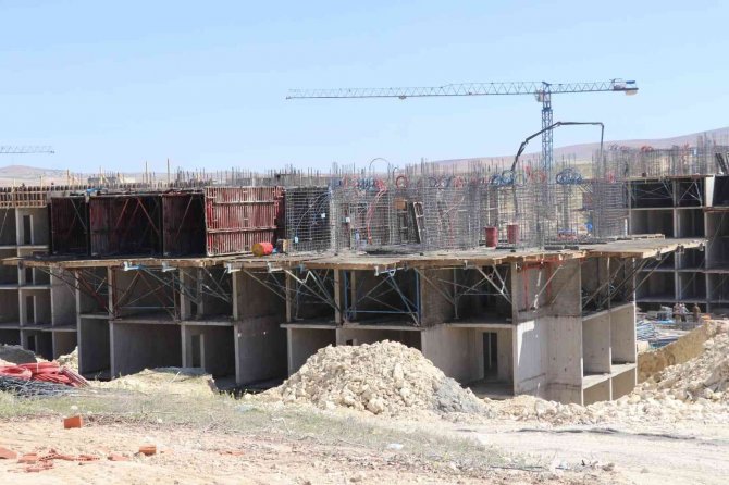 Birecik’te Toki̇ Konutları Yükseliyor