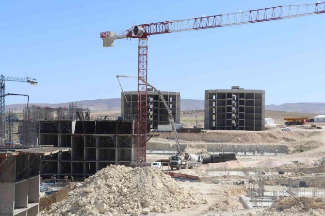 Birecik’te Toki̇ Konutları Yükseliyor