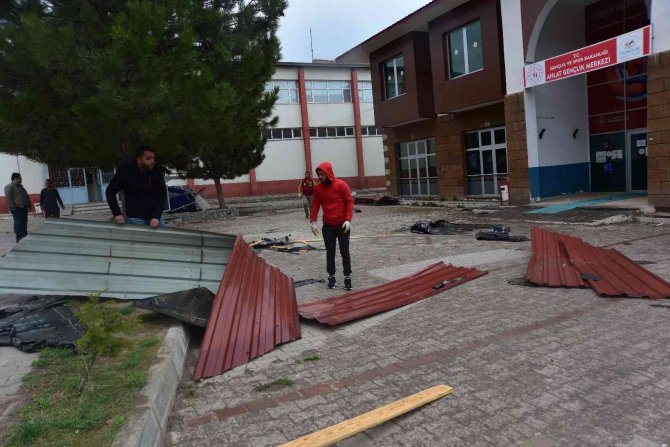 Ahlat’ta Fırtına Çatıları Uçurdu