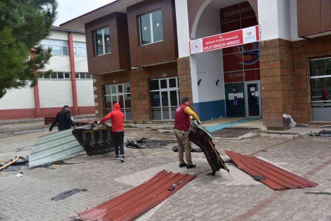 Ahlat’ta Fırtına Çatıları Uçurdu